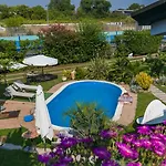Au Jardin Fleuri לינה וארוחת בוקר 2*