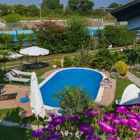 Au Jardin Fleuri Bed & Breakfast 2*