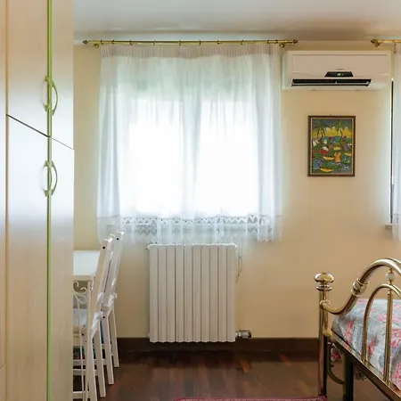 Au Jardin Fleuri Bed & Breakfast 2*