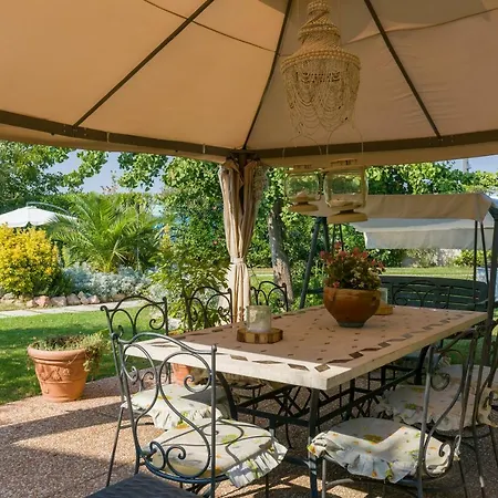 Au Jardin Fleuri Bed & Breakfast 2*