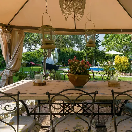 Au Jardin Fleuri Bed & Breakfast 2*