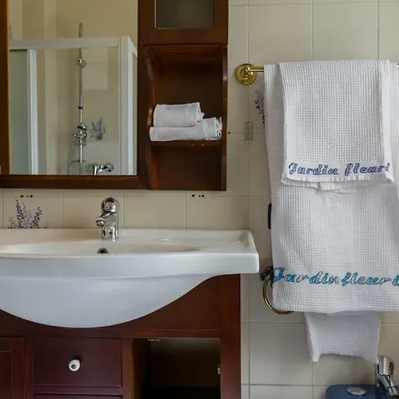 Au Jardin Fleuri Bed & Breakfast San Giovanni Lupatoto