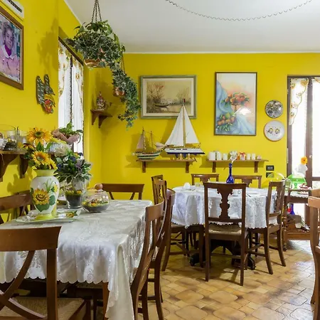 Au Jardin Fleuri Bed & Breakfast 3*
