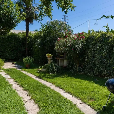 Au Jardin Fleuri Bed & Breakfast