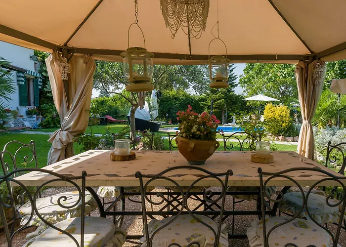 Au Jardin Fleuri Bed & Breakfast 2*